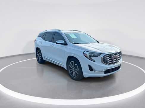 Used 2020 GMC Terrain Denali w/ Denali Premium Package FWD image 2