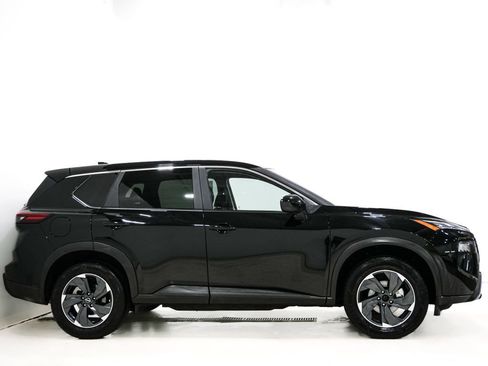 Used 2024 Nissan Rogue SV FWD image 4