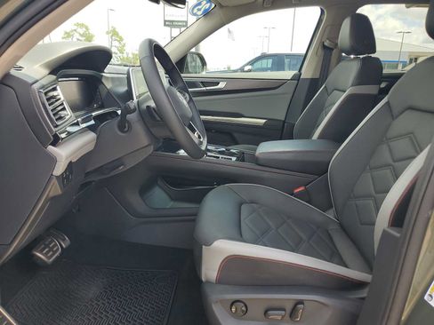 Used 2025 Volkswagen Atlas Peak Edition SE AWD/4WD image 22