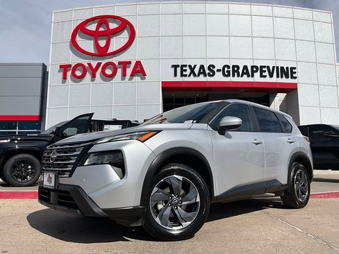 Used 2025 Nissan Rogue SV image 2