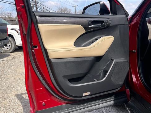 Used 2023 Toyota Highlander Limited image 22