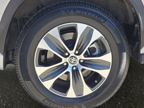 Used 2021 Toyota Highlander XLE FWD image 39