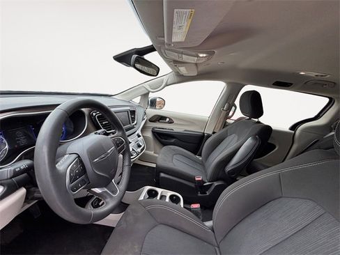 Used 2023 Chrysler Voyager LX image 9