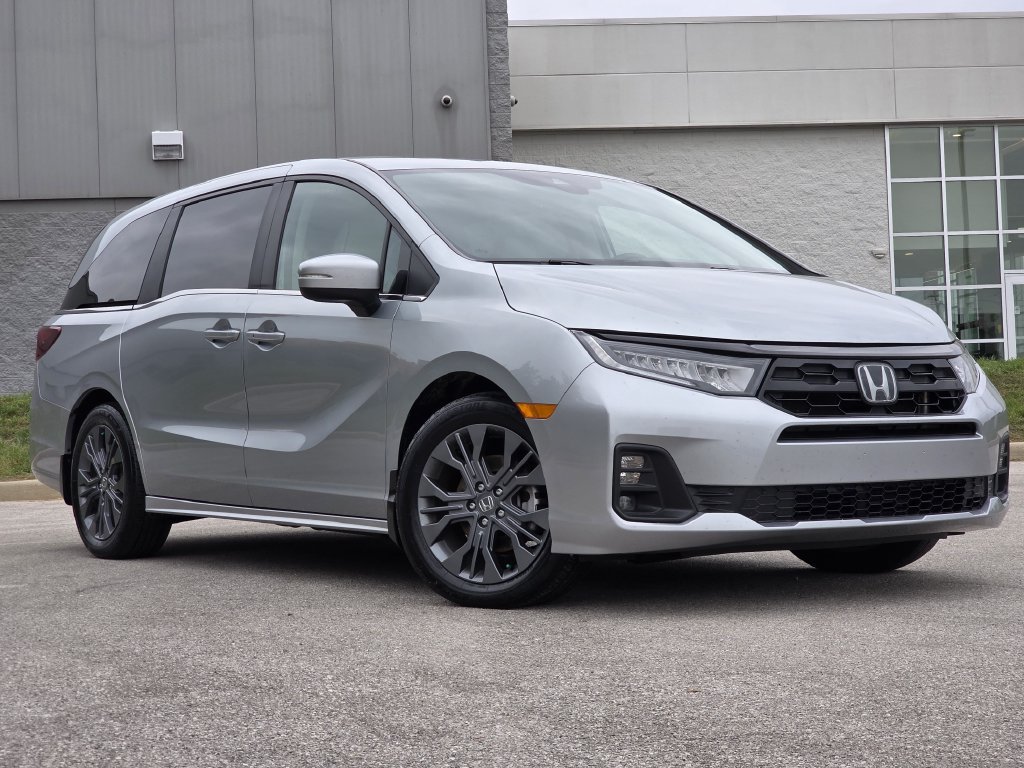 Used 2025 Honda Odyssey Touring image 3