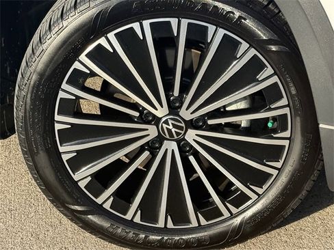 Certified 2025 Volkswagen Taos SE image 7