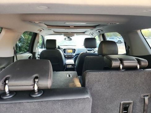 Used 2023 GMC Acadia SLT AWD/4WD image 13