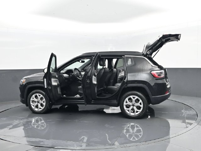 Used 2025 Jeep Compass Latitude AWD/4WD image 31