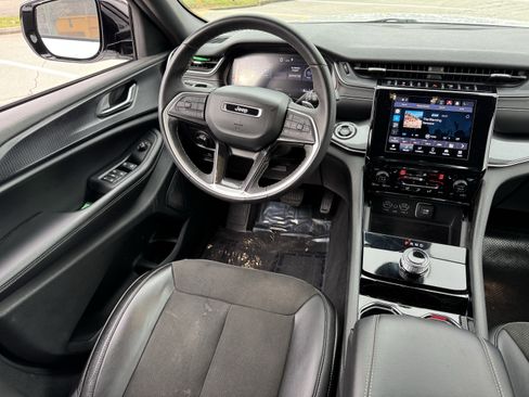 Used 2023 Jeep Grand Cherokee Altitude image 5