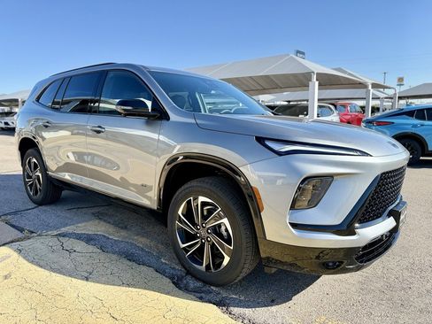 Used 2025 Buick Enclave Sport Touring image 3