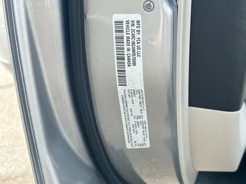 Used 2021 Chrysler Pacifica Touring-L FWD image 33