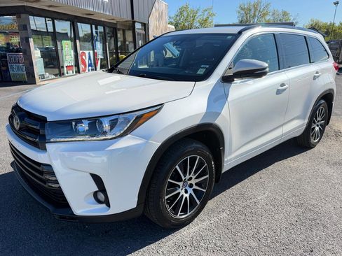 Used 2017 Toyota Highlander SE w/ Carpet Mat Package AWD/4WD image 3