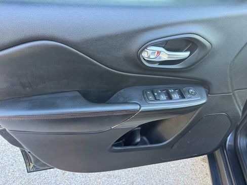 Used 2016 Jeep Cherokee Trailhawk w/ Comfort/Convenience Group image 21