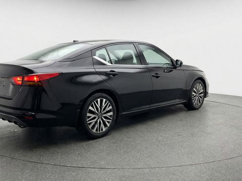 Used 2025 Nissan Altima 2.5 SV FWD image 9