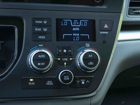 Used 2019 Toyota Sienna L FWD image 31