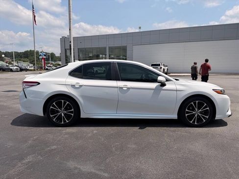 Used 2020 Toyota Camry SE FWD image 3