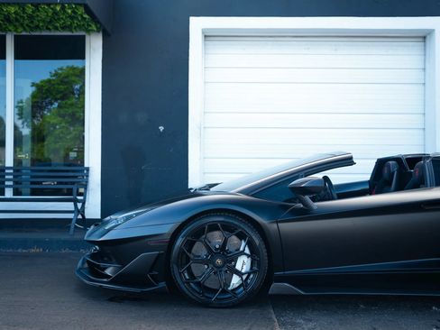 Used 2021 Lamborghini Aventador SVJ AWD/4WD image 11