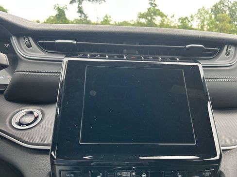 New 2025 Jeep Grand Cherokee Altitude image 12