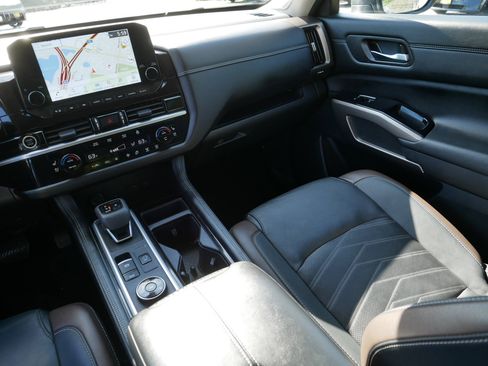 Certified 2023 Nissan Pathfinder Platinum AWD/4WD image 11