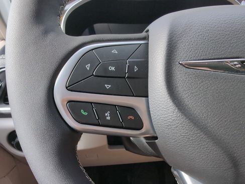 Used 2023 Chrysler Pacifica Limited FWD image 19