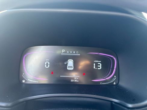Used 2025 Kia Soul LX w/ LX Technology Package FWD image 35