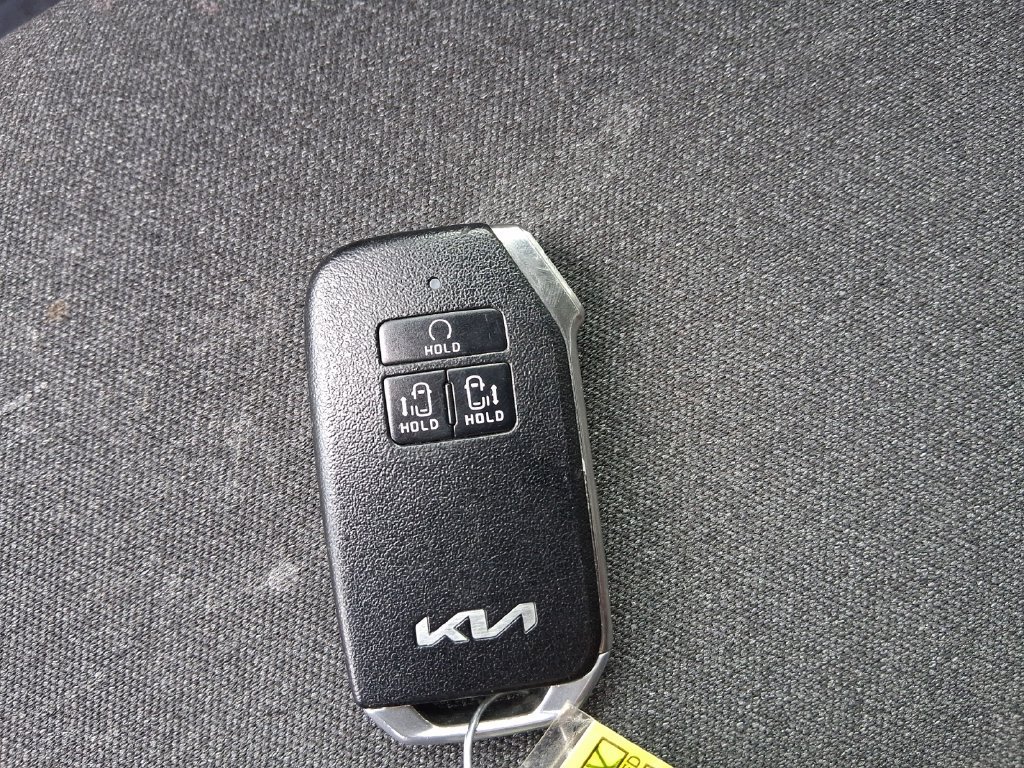 Used 2022 Kia Carnival LX FWD image 32