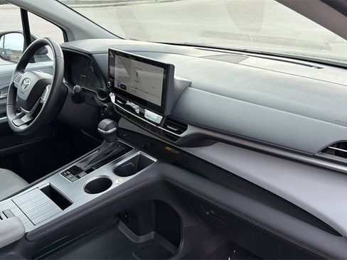 Certified 2025 Toyota Sienna XLE image 43