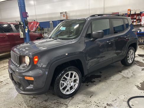 Used 2022 Jeep Renegade Latitude w/ Sun/Sound Group image 7