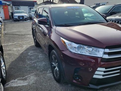 Used 2017 Toyota Highlander LE image 3