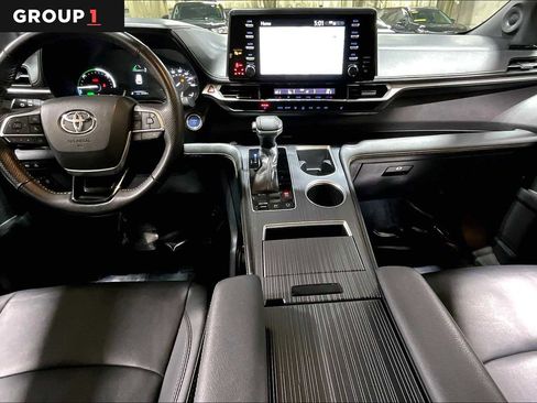 Certified 2022 Toyota Sienna XLE Woodland Edition image 16