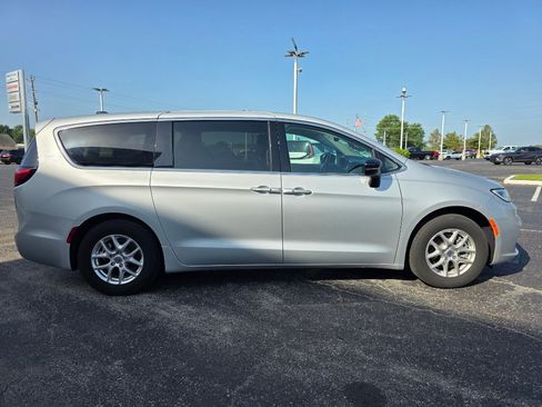 Used 2024 Chrysler Pacifica Touring-L FWD image 5
