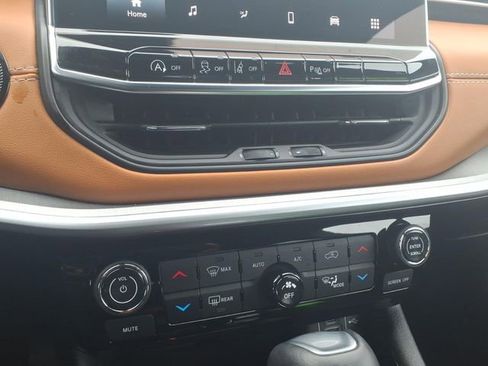 Certified 2025 Jeep Compass Limited image 16