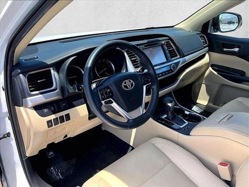 Used 2019 Toyota Highlander XLE FWD image 14