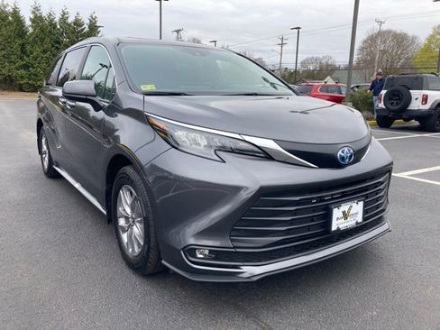 Used 2025 Toyota Sienna XLE w/ XLE Plus Package image 14