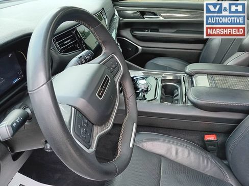 Used 2022 Jeep Wagoneer Series II w/ Premium Group I AWD/4WD image 12