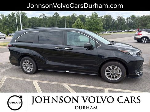 Used 2024 Toyota Sienna XLE FWD image 21