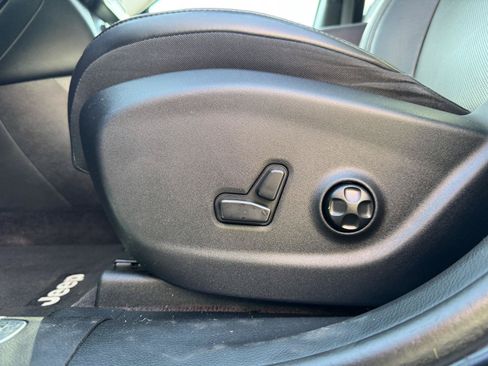 Used 2019 Jeep Cherokee Limited AWD/4WD image 15