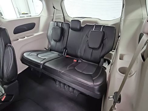 Used 2023 Chrysler Pacifica Touring-L image 32