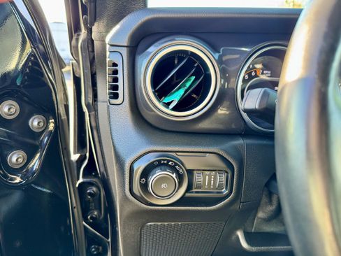 Used 2021 Jeep Wrangler Unlimited Sahara AWD/4WD image 20