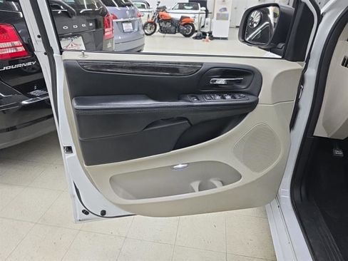 Used 2018 Dodge Grand Caravan SE w/ UConnect Hands-Free Group image 13