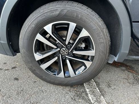 Used 2024 Volkswagen Tiguan S image 33