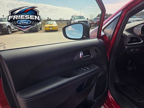 Used 2025 Chrysler Pacifica Select image 8