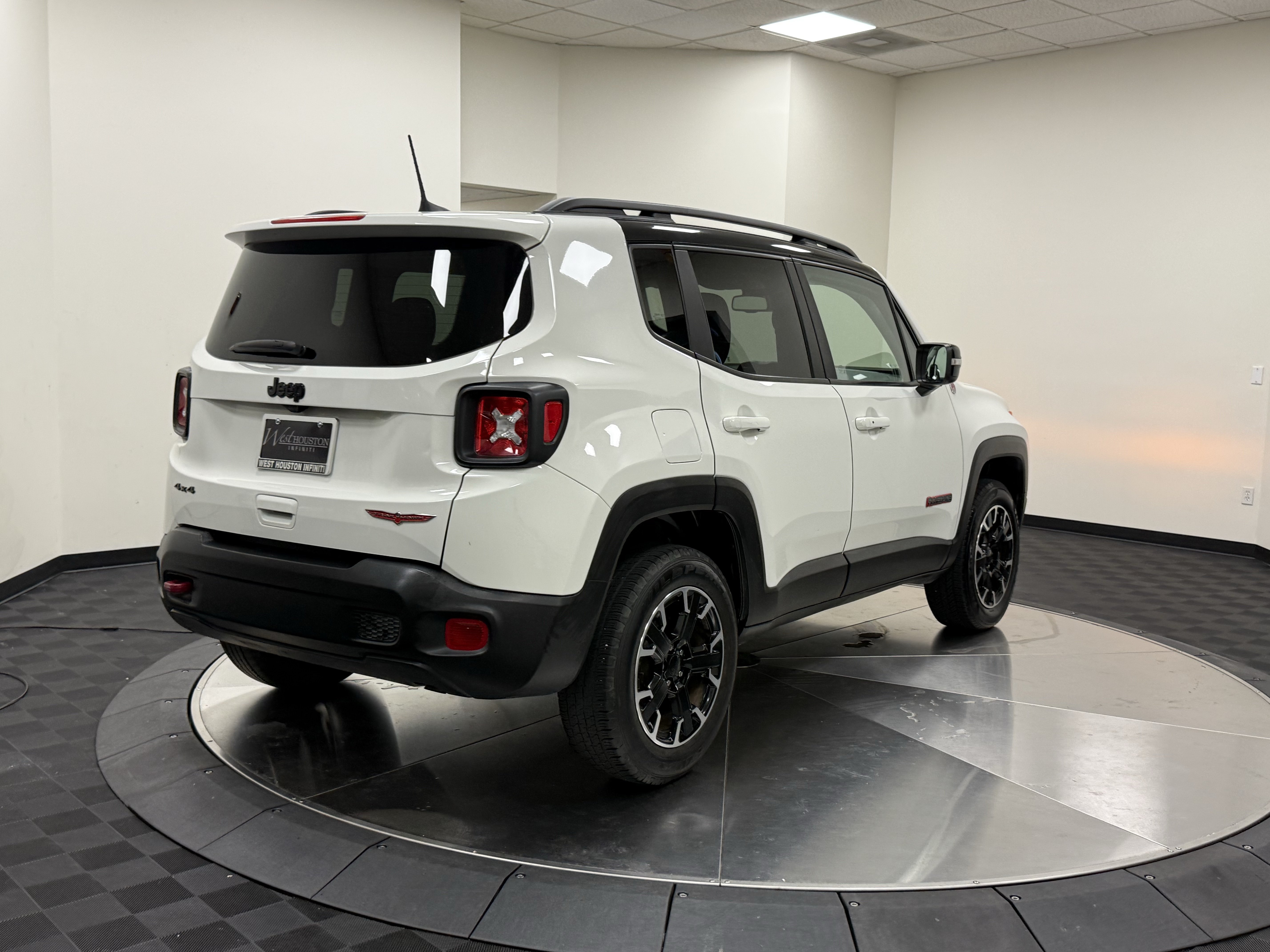 Used 2023 Jeep Renegade Trailhawk AWD/4WD image 7