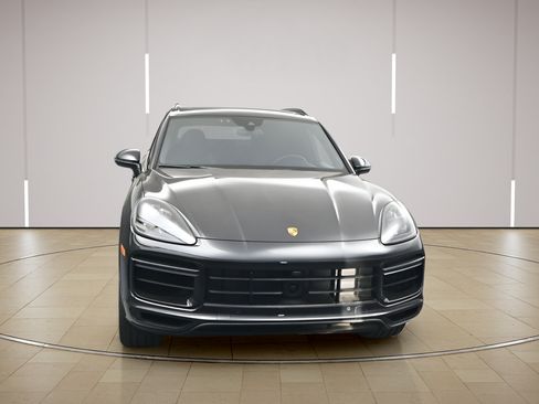 Certified 2022 Porsche Cayenne Turbo S AWD/4WD image 28