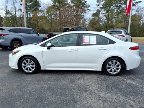 Used 2025 Toyota Corolla LE image 3