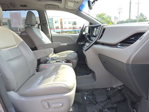 Used 2015 Toyota Sienna XLE FWD image 22