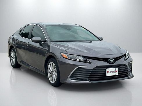 Used 2022 Toyota Camry LE FWD image 3