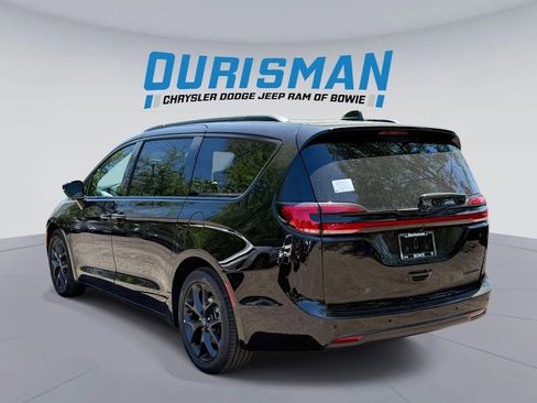 New 2026 Chrysler Pacifica Limited w/ Uconnect Theater Family Group FWD image 4