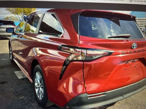 Used 2024 Toyota Sienna LE image 6