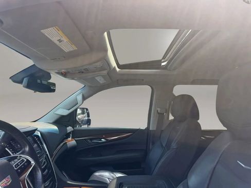Used 2019 Cadillac Escalade Luxury AWD/4WD image 16