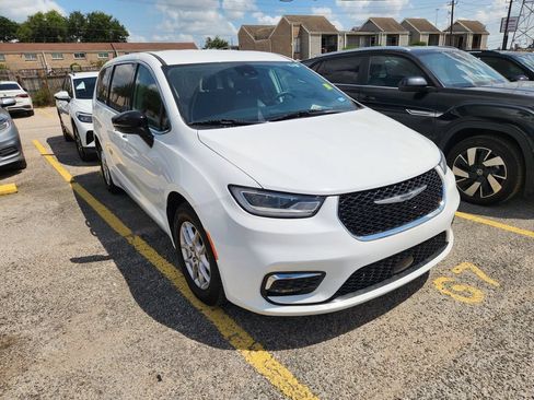 Used 2024 Chrysler Pacifica Touring-L FWD image 3